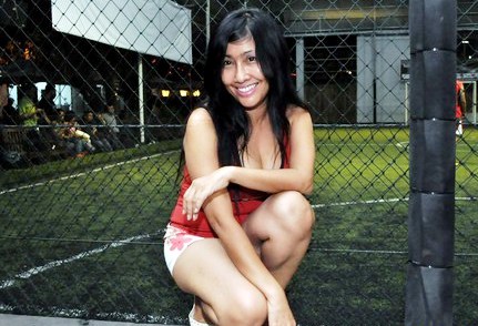 Tessa Mariska, Meni-Pedi untuk Kebersihan